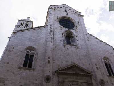 La sua costruzione fu cominciata nel 1126 e realizzata, perlomeno con la facciata principale, in stile romanico, sulla quale spicca un rosone gigante